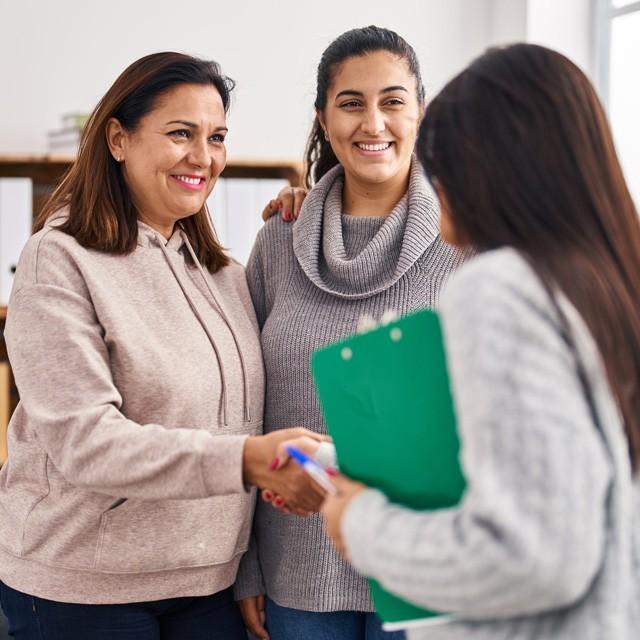 A La Red healthcare clinician consulting with new patients.